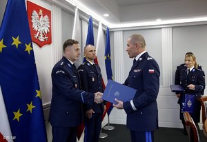 Laureaci konkursu &quot;Policjant, który mi pomógł&quot; i ich przełożeni podczas uroczystego spotkania z Zastępcą KGP nadinsp. Romanem Kusterem