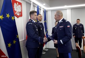 Laureaci konkursu &quot;Policjant, który mi pomógł&quot; i ich przełożeni podczas uroczystego spotkania z Zastępcą KGP nadinsp. Romanem Kusterem
