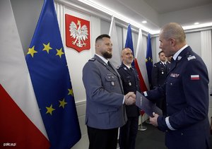 Laureaci konkursu &quot;Policjant, który mi pomógł&quot; i ich przełożeni podczas uroczystego spotkania z Zastępcą KGP nadinsp. Romanem Kusterem