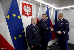 Laureaci konkursu &quot;Policjant, który mi pomógł&quot; i ich przełożeni podczas uroczystego spotkania z Zastępcą KGP nadinsp. Romanem Kusterem