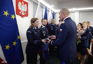 Laureaci konkursu &quot;Policjant, który mi pomógł&quot; i ich przełożeni podczas uroczystego spotkania z Zastępcą KGP nadinsp. Romanem Kusterem