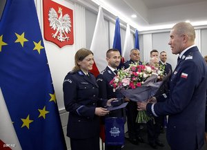 Laureaci konkursu &quot;Policjant, który mi pomógł&quot; i ich przełożeni podczas uroczystego spotkania z Zastępcą KGP nadinsp. Romanem Kusterem