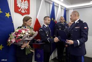 Laureaci konkursu &quot;Policjant, który mi pomógł&quot; i ich przełożeni podczas uroczystego spotkania z Zastępcą KGP nadinsp. Romanem Kusterem