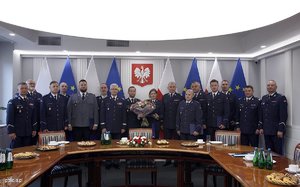Laureaci konkursu &quot;Policjant, który mi pomógł&quot; i ich przełożeni podczas uroczystego spotkania z Zastępcą KGP nadinsp. Romanem Kusterem
