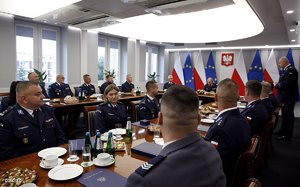 Laureaci konkursu &quot;Policjant, który mi pomógł&quot; i ich przełożeni podczas uroczystego spotkania z Zastępcą KGP nadinsp. Romanem Kusterem