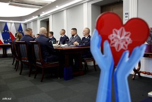 Laureaci konkursu &quot;Policjant, który mi pomógł&quot; i ich przełożeni podczas uroczystego spotkania z Zastępcą KGP nadinsp. Romanem Kusterem