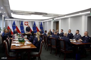 Laureaci konkursu &quot;Policjant, który mi pomógł&quot; i ich przełożeni podczas uroczystego spotkania z Zastępcą KGP nadinsp. Romanem Kusterem