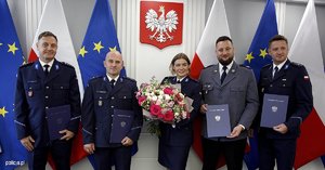 Laureaci konkursu &quot;Policjant, który mi pomógł&quot; i ich przełożeni podczas uroczystego spotkania z Zastępcą KGP nadinsp. Romanem Kusterem