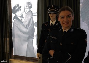 Laureaci konkursu &quot;Policjant, który mi pomógł&quot; i ich przełożeni podczas uroczystego spotkania z Zastępcą KGP nadinsp. Romanem Kusterem