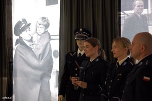 Laureaci konkursu &quot;Policjant, który mi pomógł&quot; i ich przełożeni podczas uroczystego spotkania z Zastępcą KGP nadinsp. Romanem Kusterem