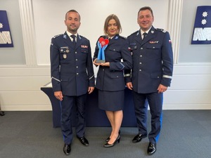 Laureaci konkursu &quot;Policjant, który mi pomógł&quot; i ich przełożeni podczas uroczystego spotkania z Zastępcą KGP nadinsp. Romanem Kusterem