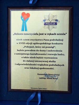 Laureaci konkursu &quot;Policjant, który mi pomógł&quot; i ich przełożeni podczas uroczystego spotkania z Zastępcą KGP nadinsp. Romanem Kusterem