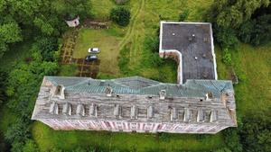 Pałac Sapiehów; policjanci z zatrzymanymi