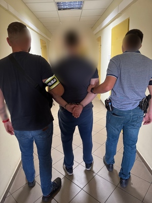 Pałac Sapiehów; policjanci z zatrzymanymi