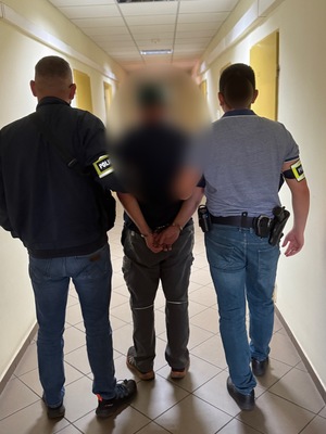 Pałac Sapiehów; policjanci z zatrzymanymi