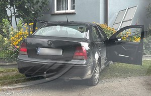 samochód; policjant z zatrzymanym