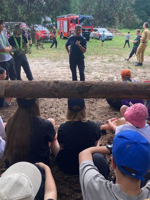 spotkanie edukacyjne z młodzieżą na obozie harcerskim