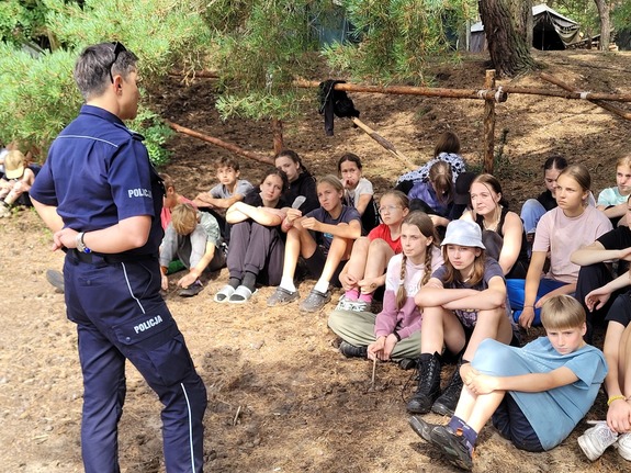 spotkanie edukacyjne z młodzieżą na obozie harcerskim