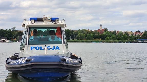 radiowóz terenowy; motorówki policyjne na jeziorze