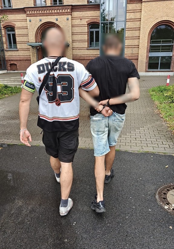 policjant z zatrzymanym; narkotyki