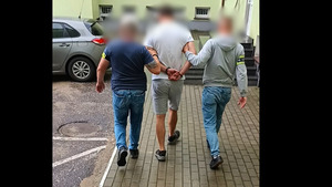 policjanci z zatrzymanym