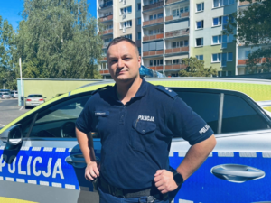 policjant; policjanci przy samochodzie