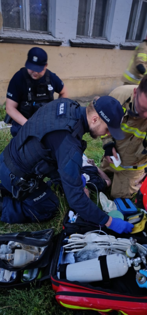 policjanci którzy uratowali niepełnosprawną kobietę