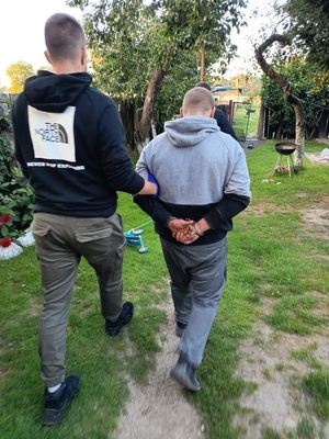 zatrzymani z policjantami; maszyny budowlane