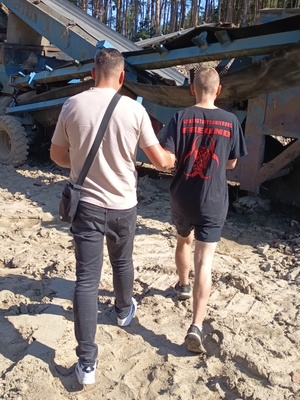 zatrzymani z policjantami; maszyny budowlane