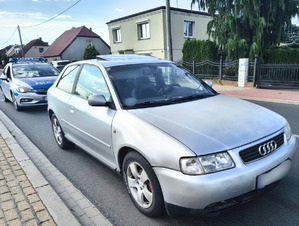 samochód, za nim stoi radiowóz