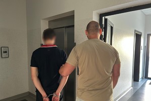 policjant z zatrzymanym; zabezpieczone pieniądze i karty płatnicze