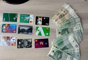 policjant z zatrzymanym; zabezpieczone pieniądze i karty płatnicze