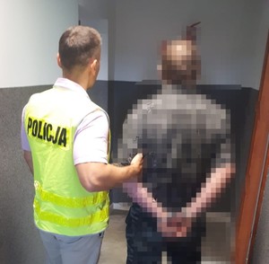 policjant z zatrzymanym