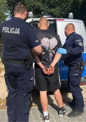 policjanci z zatrzymanym; odzyskany samochód; zabezpieczone przedmioty