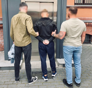 policjanci z zatrzymanym