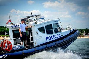 policjanci z komisariatu wodnego na motorówce