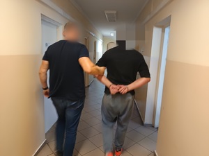policjant z zatrzymanym