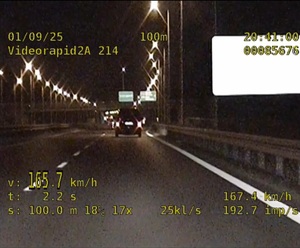 zapis z videorejestratora, samochód na drodze w ciemności