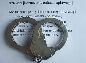 policjanci z zatrzymanymi, kajdanki