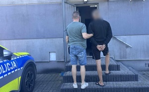 policjanci z zatrzymanymi, kajdanki