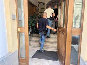 policjanci z zatrzymanym wchodzą do komendy