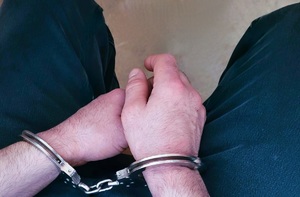 ręce skute kajdankami