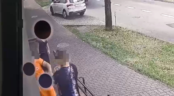 mężczyzna atakuje ratownika medycznego