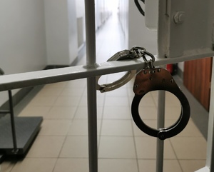 kajdanki na więziennej kracie