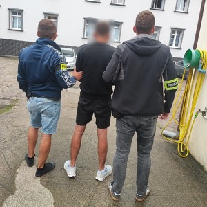 policjanci z zatrzymanym