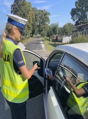 działania na drodze, policjanci z WRD i kierowcy