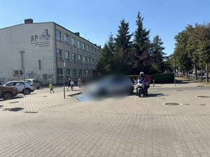 samochód zaparkowany pod szkołą