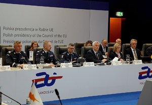 uczestnicy konferencji przy stole