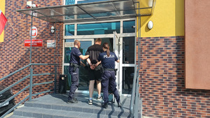 Przedmioty odzyskane przez policjantów oraz zatrzymani przez nich sprawcy kradzieży