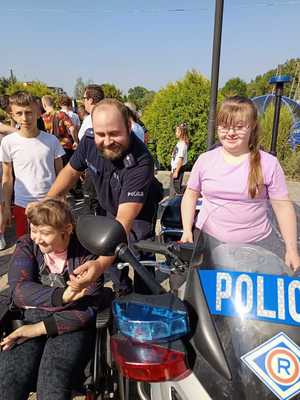 Policjanci i dzieci z Zespołu Szkół Specjalnych w Słupi w trakcie przekazania prezentów zebranych podczas akcji charytatywnej związanej z tegorocznymi obchodami Święta Policji